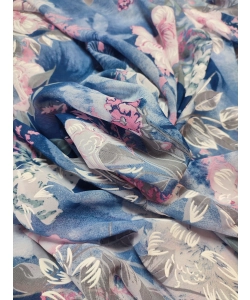 Delikatna tkanina szyfon - pastelowe kwiaty na niebieskim tle